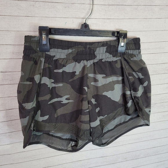 Athleta Racer Run Mesh Shorts in Olive Green Camo, sz XS - Picture 3 of 11